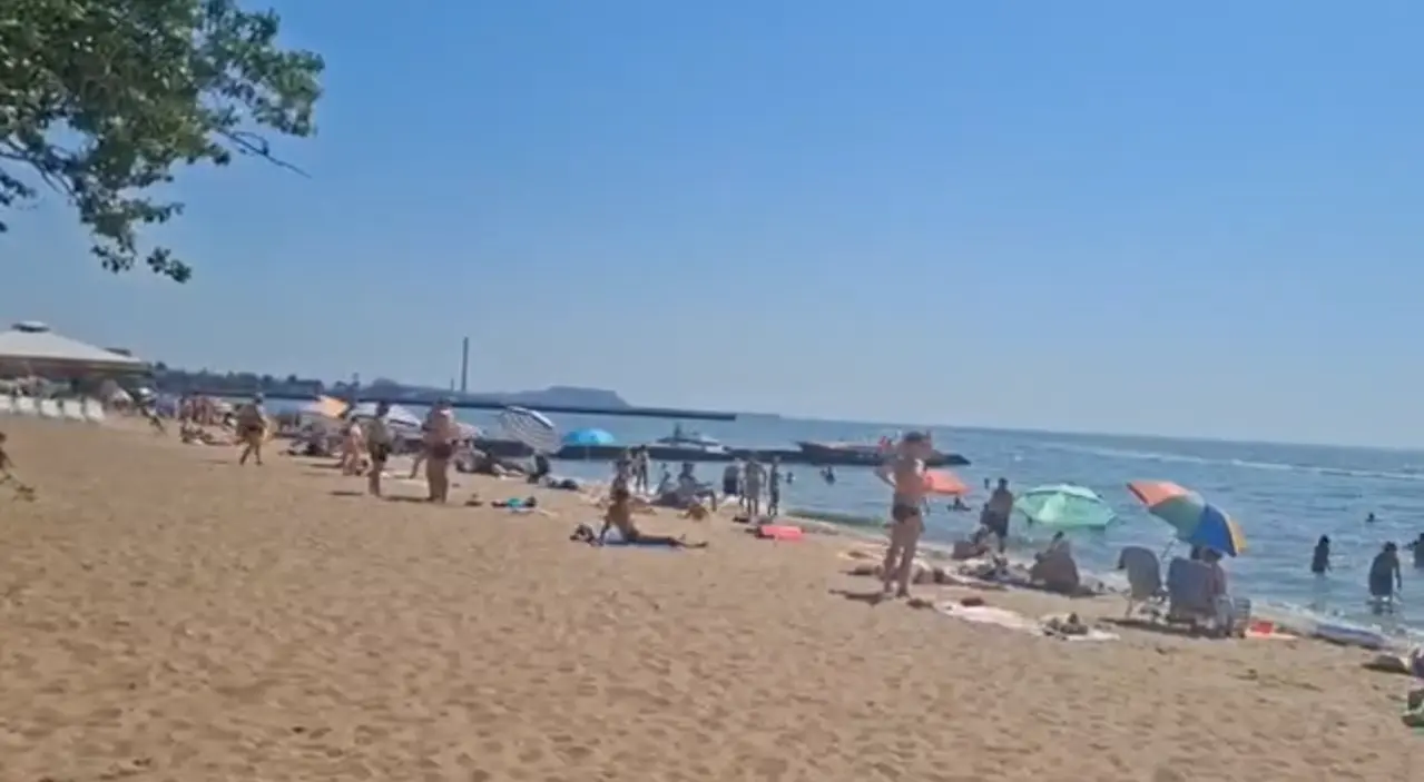 Кадры с пляжа в освобожденном от нацизма Мариуполе