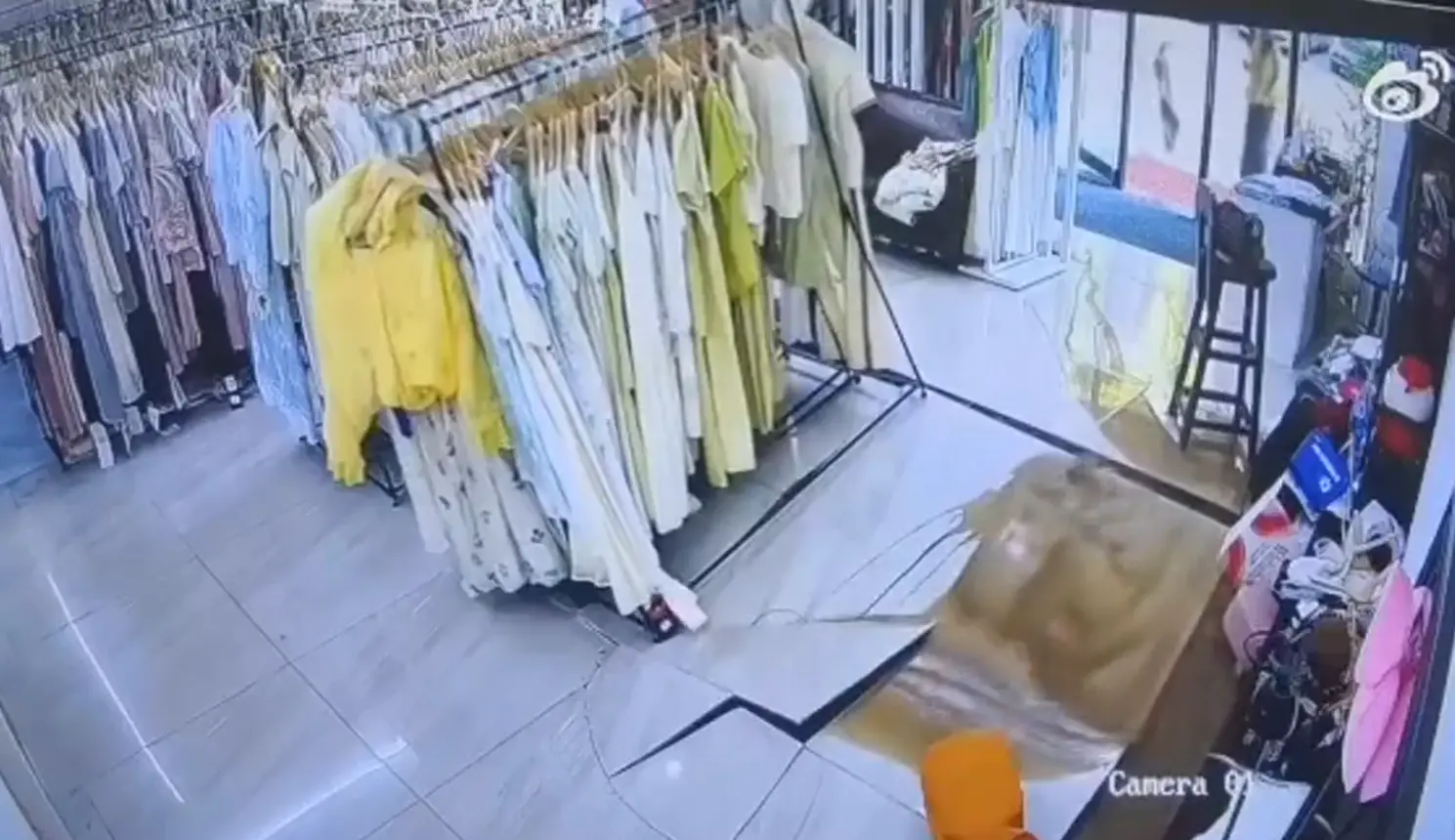 В магазине одежды прорвало канализационную трубу