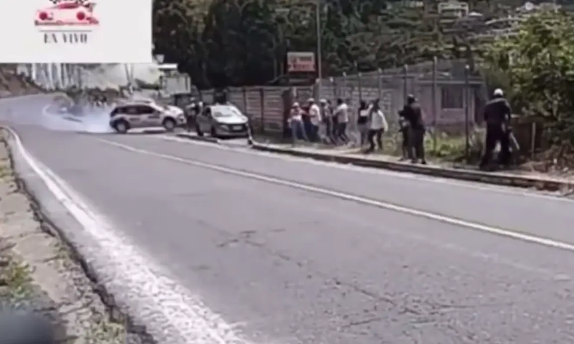 Авто на полной скорости врезалось в толпу в Эквадоре