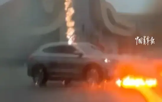 Молния ударила в автомобиль