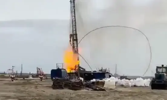 Авария на нефтяной вышке с выбросом нефти