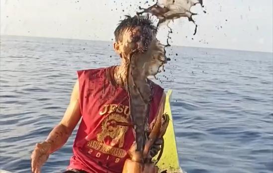 Кальмар окатил рыбака струёй чернил