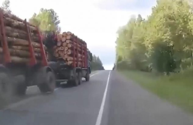 Водитель лесовоза пошел на обгон и не справился с управлением