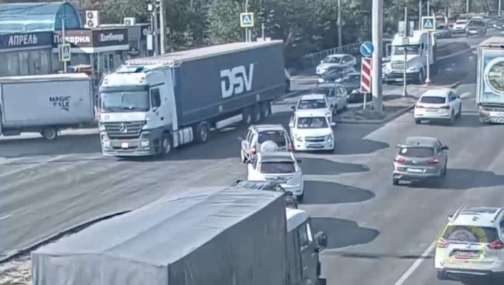 В Волгограде грузовик снес 7 легковушек