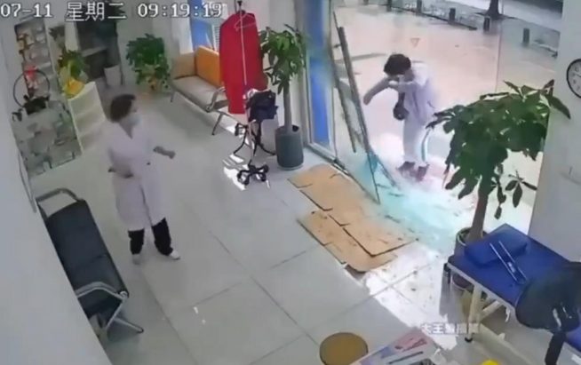 Вот почему нужно запретить стеклянные двери