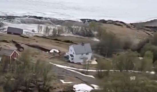 В Норвегии гигантский оползень смыл в море кусок суши с домами