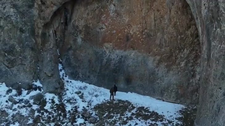 В Казахстане обнаружили гигантскую дверь в скале