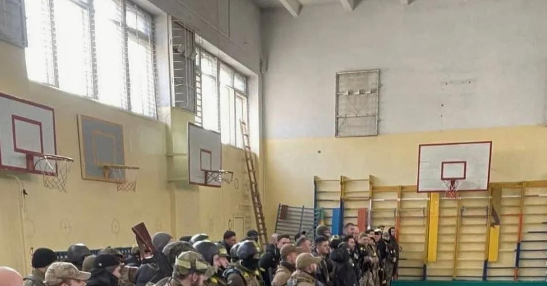 Киев переводит живой щит на «удаленку»